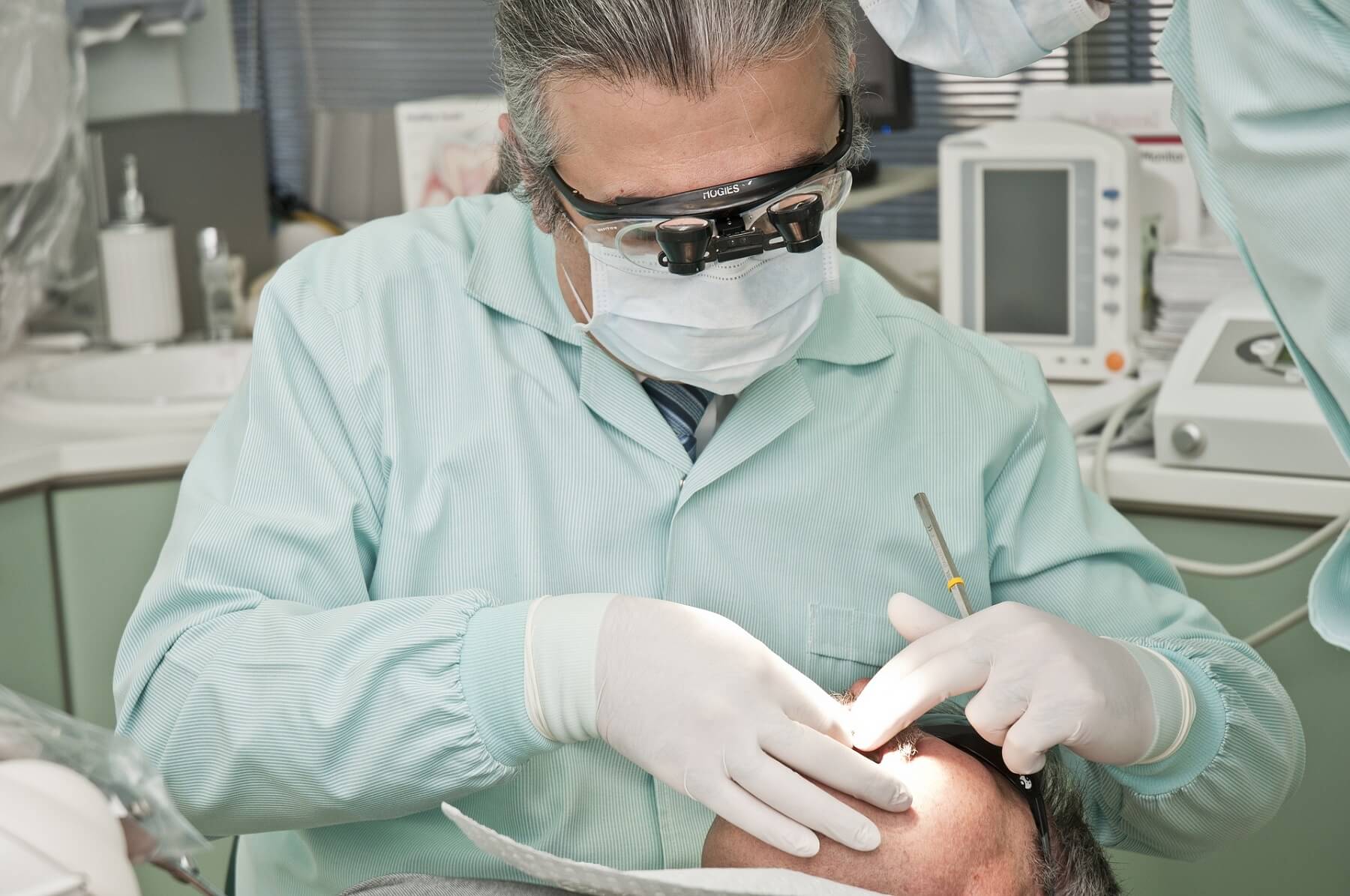 dentist-with-patient